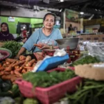 Pedagang sayur di pasar tradisional Indonesia